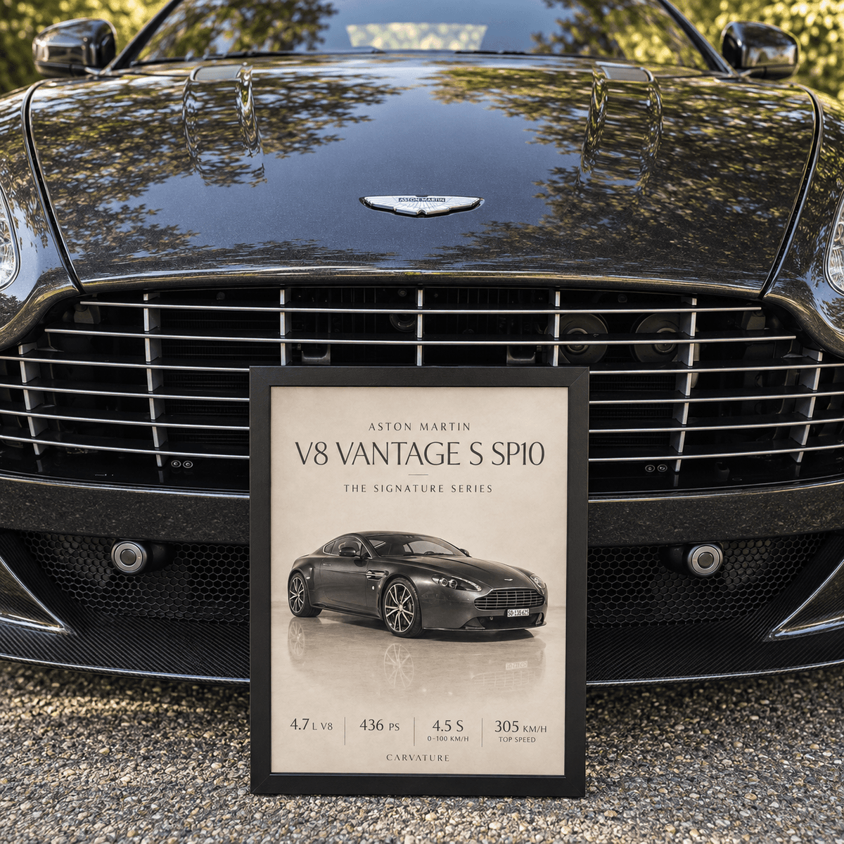 SIGNATURE Edition Kunstposter des Aston Martin V8 Vantage S SP10 vor einem schwarzen Auto