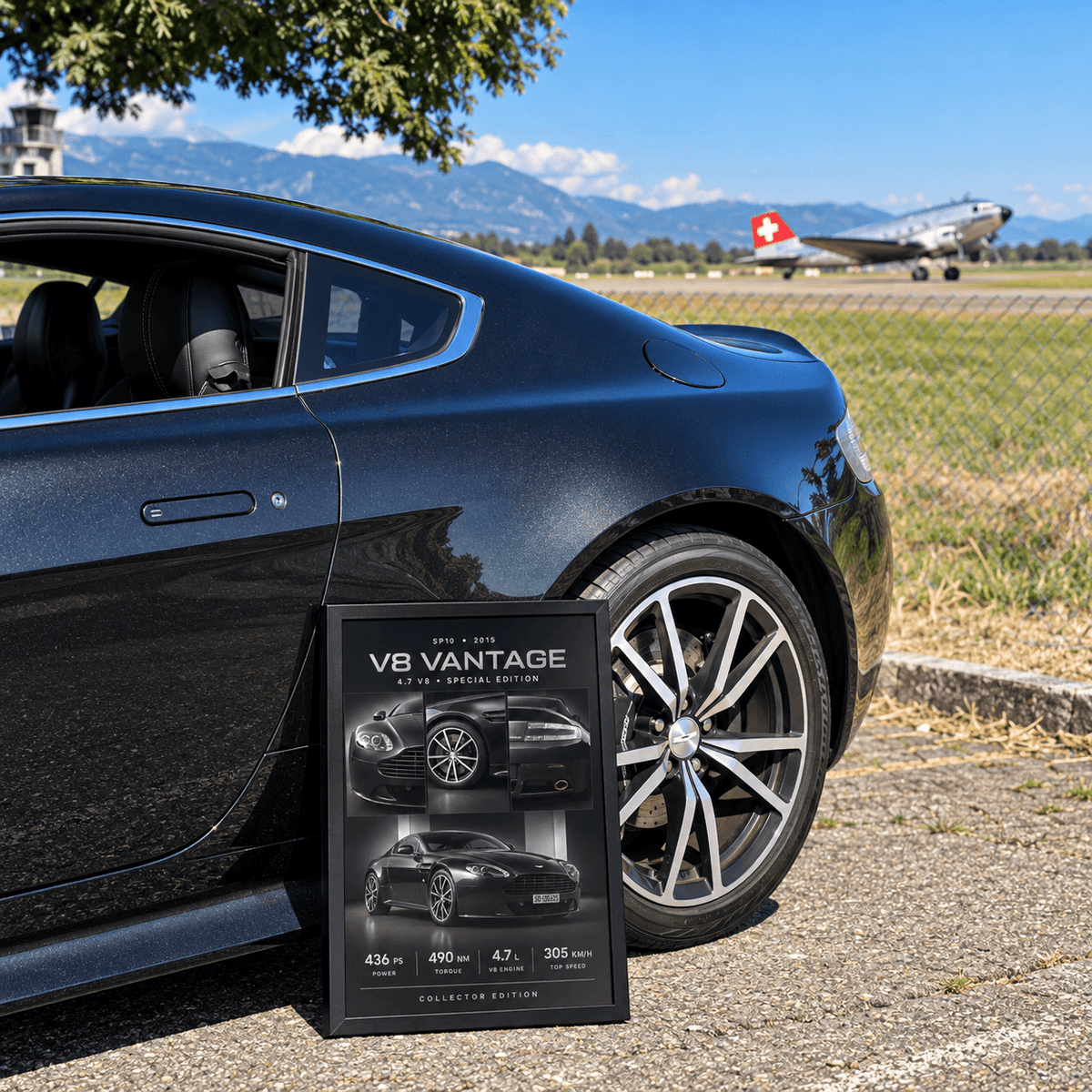 Ein elegantes Auto mit dem Kunstdruck "V8 Vantage Collector Edition" auf Premium-Papier im Vordergrund.